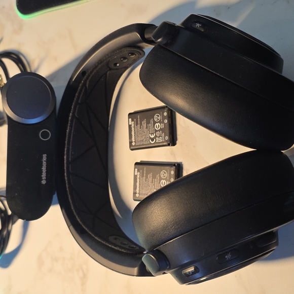 SteelSeries ARCTIS NOVA PRO Wireless Headset with Base Station PC/XBOX Version - Picture 3 of 4